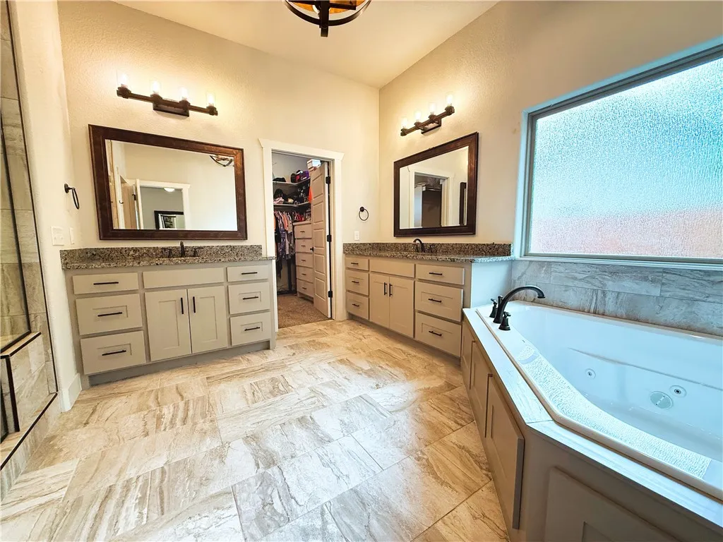 Bentonville, Arkansas 72712, United States, 4 Bedrooms Bedrooms, ,3 BathroomsBathrooms,Residential,Active,201660