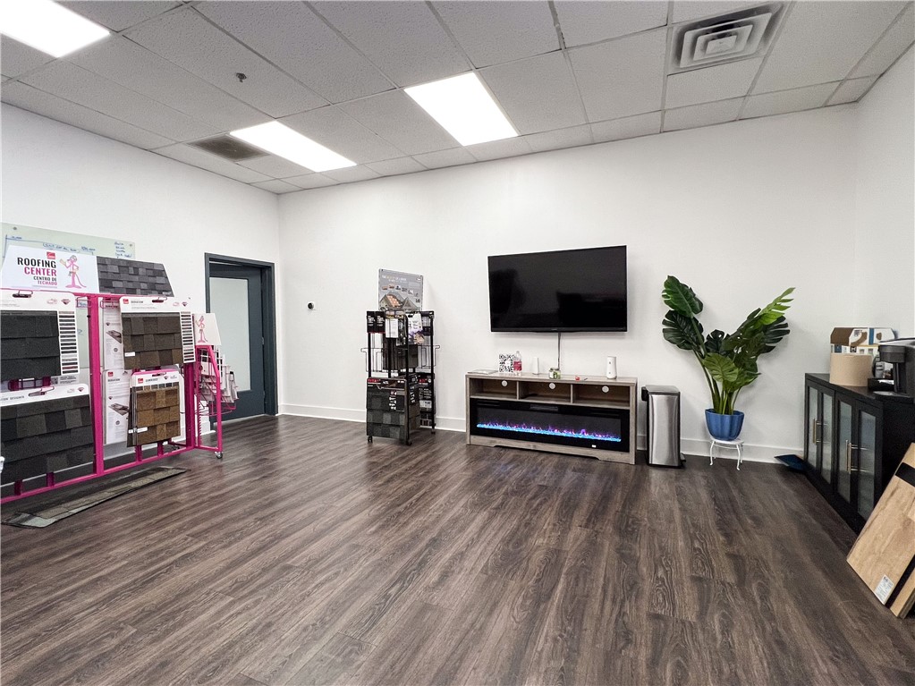 Prime office space available for lease on Walnut Street! Enjoy a professional work environment conveniently located in the heart of the city. This space includes all utilities, ensuring predictable monthly expenses and hassle-free operations. Tenants have access to a spacious shared conference room, perfect for meetings, presentations, or collaborative projects. Ideal for startups, professionals, or small businesses looking for a comfortable, ready-to-move-in office solution. Don't miss out on this opportunity to elevate your business presence in a prestigious location!