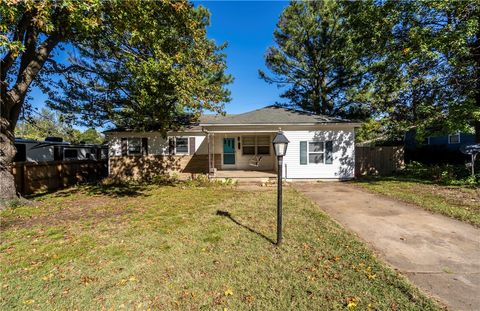 Photo of 825 W Granite Street, Siloam Springs, AR 72761 (MLS # 1327205)