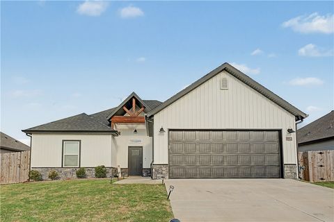 Photo of 1320 Mt Hood Drive, Centerton, AR 72719 (MLS # 1341606)