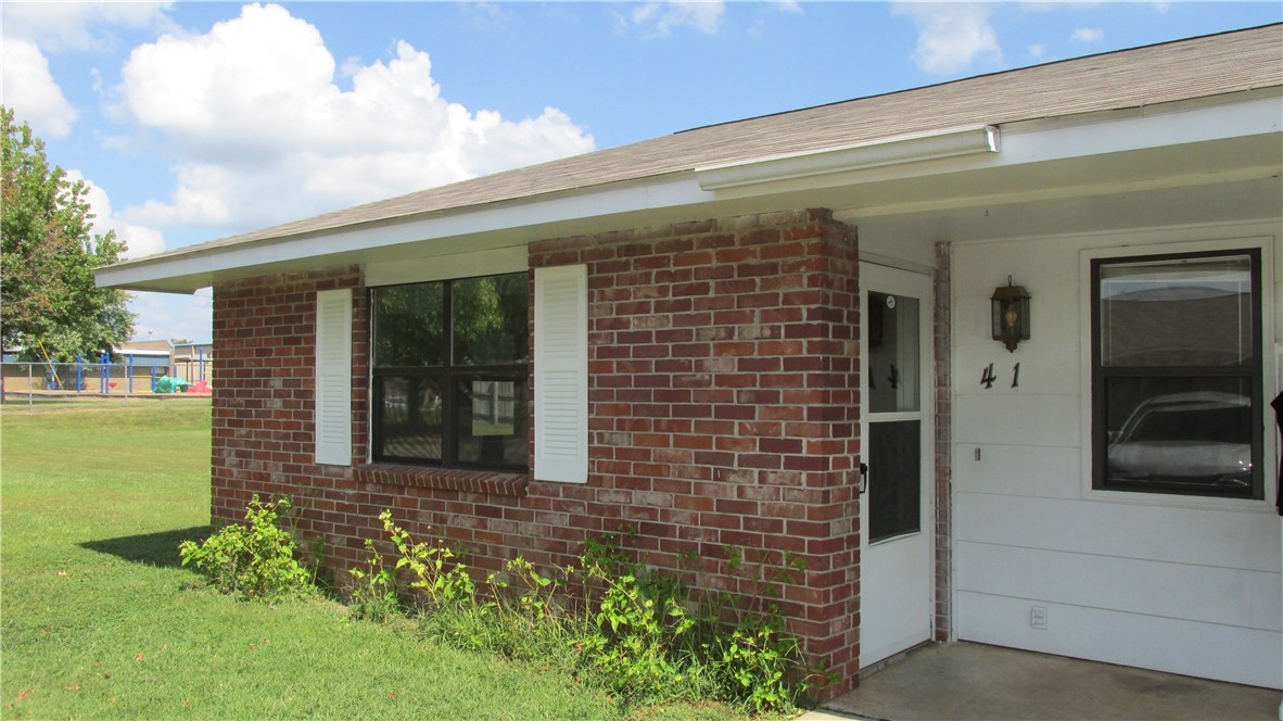 2 bed & 1 bath 4-plex in Rogers. Great location with close access to Rogers Schools!