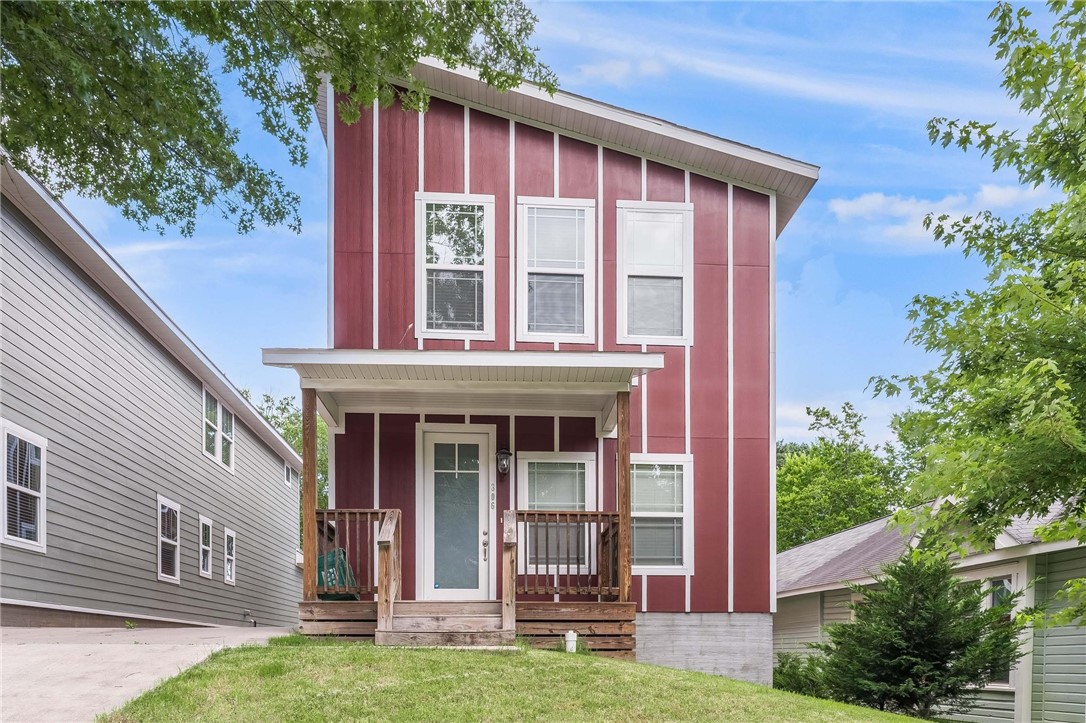 Located in the heart of Fayetteville, this property is ideally situated just three blocks away from the vibrant square. Upon entering, you'll find a spacious main floor that seamlessly combines a large living area, dining space, and a well-appointed kitchen, perfect for hosting gatherings or enjoying everyday living. Additionally, the convenience of a washer and dryer on the main floor, along with a half bathroom, adds to the functionality of the space.