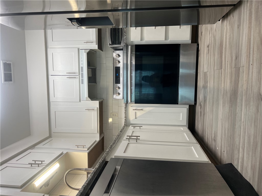 Townhouse Tct 3 A/K/A Drake Court Bvv - Residential