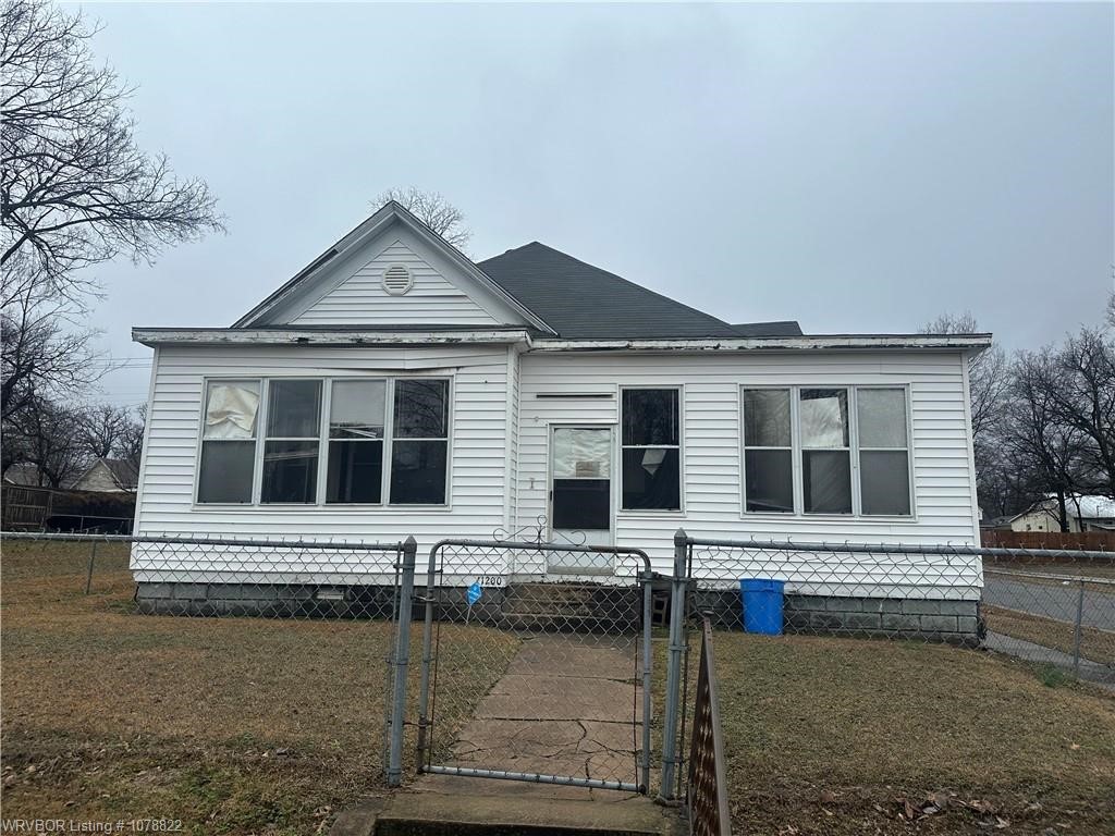 Home being sold AS IS. 3 bed/ 1 bath. Home has 2 window air units & 2 stand-alone heaters. Large covered front porch. Fully fenced in corner lot. Walking distance to Howard elementary school. Lot next door will be available later on for purchase. First rights will go to whomever purchases home.