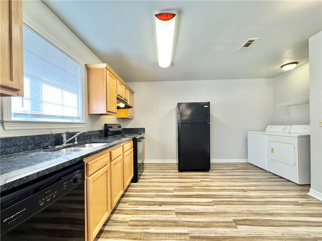 9-16-30 FAYETTEVILLE OUTLOTS - Residential Lease