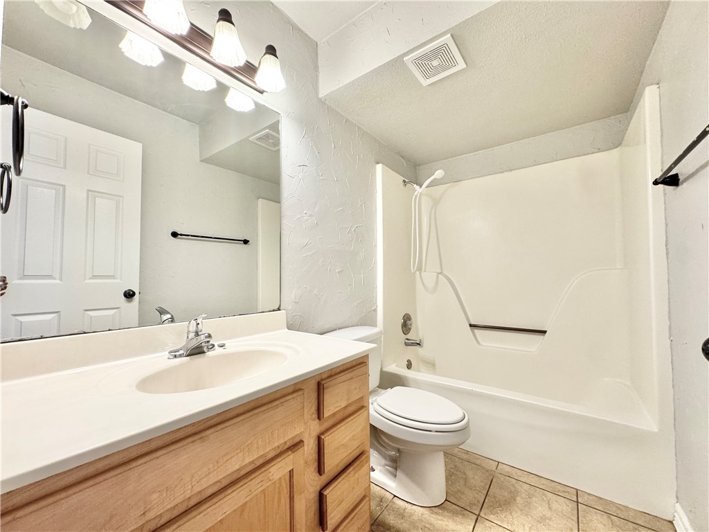 9-16-30 FAYETTEVILLE OUTLOTS - Residential Lease