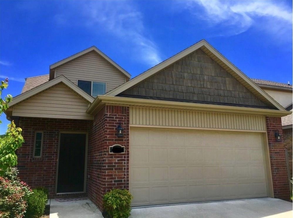 READY NOW! Great single family house that is centrally located in Fayetteville. Kitchen and bathrooms have granite counters. There is one bedroom on the main level and two upstairs. All bedrooms have good sized closets. Landlord to provide fridge, washer and dryer. Backyard has covered patio. Close to restaurants, grocery, bike path and on bus route.
