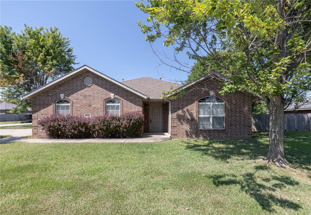 Very cute, clean, and well maintained rental in West Fayetteville's Clabber Creek S/D. 1,524 heated sq ft offers 3 bedrooms and 2 full bathrooms in a split floor plan, eat in kitchen, living room with corner fireplace, granite counter tops in the kitchen, tumbled travertine in the bathrooms, blinds on the windows, and a SS refrigerator in the kitchen. 2 car garage and Fully fenced in backyard. 1 year lease is required! Zoned for Holcomb Elementary. This home is ready for immediate occupancy. Agent Owned!!