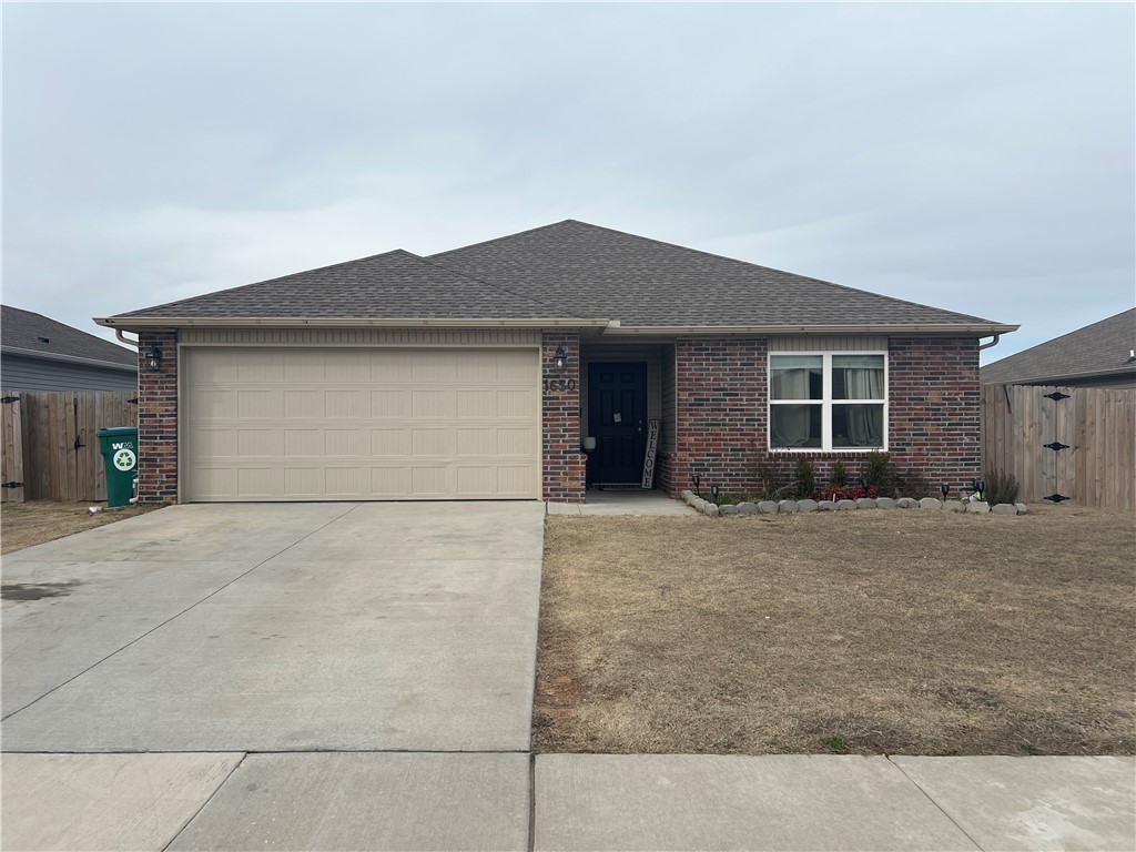 This stunning, move-in ready home in the Bentonville school district close to Walmart home office build on 2023 offers modern living, stainless steel appliances featuring a fence back yard, it offers privacy for you outdoor activities also the storage room for extra convenience
well designed floor plan this home offers both comfort and functionality!