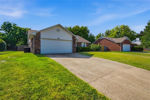 Photo of 1919 Radcliffe Avenue, Fayetteville, AR 72704 (MLS # 1358419)