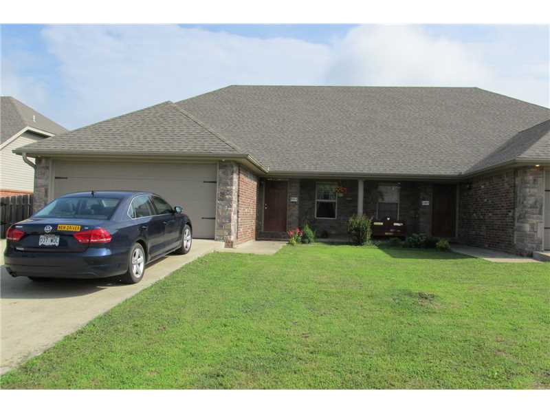 GREAT LOCATION!!! 3 BEDROOM 2 BATHROOM DUPLEX, HARDWOOD FLOOR IN LIVINGROOM, GRANITE COUNTERS, MASTER ON MAIN LEVEL, FENCED BACK YARD, 2 CAR GARAGE.