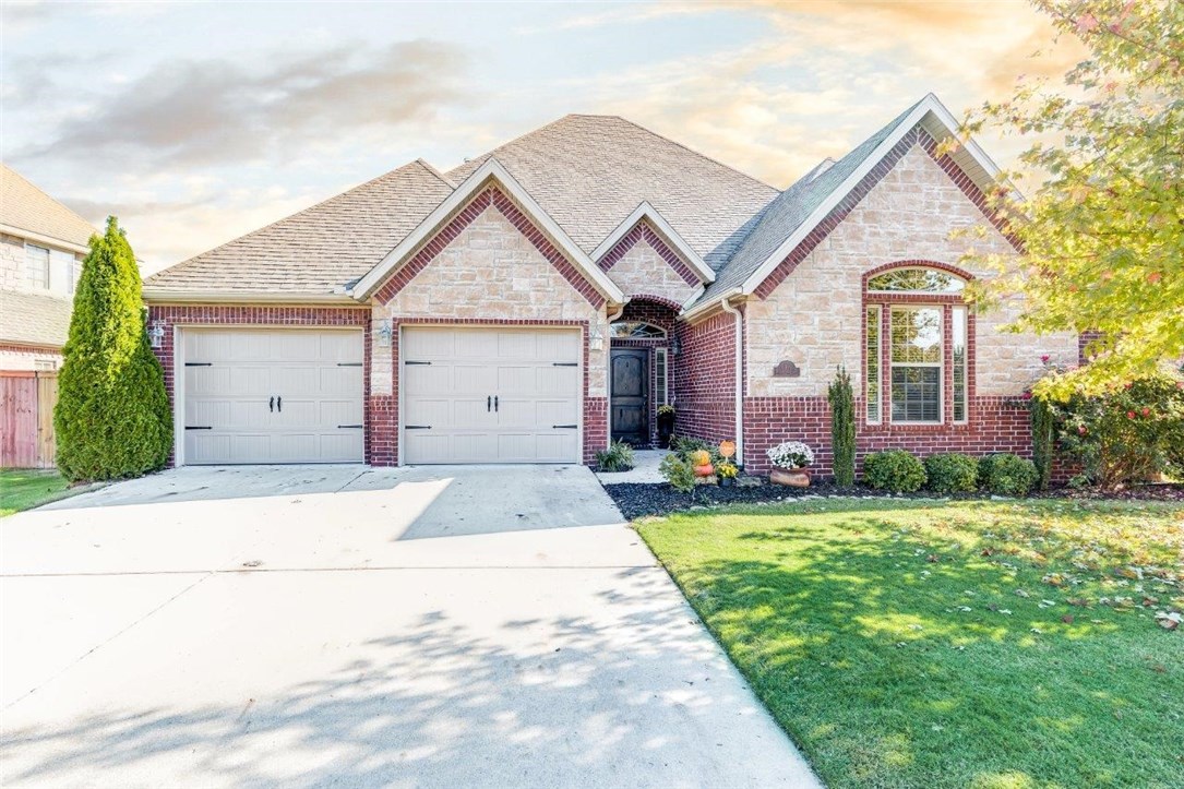 Beautiful 4 Bedroom, 1 Level Creekwood home w/beautiful curb appeal! Grand foyer w/trey ceiling and crown molding leading to the large living room with wood floors, three tall windows with transom windows above, and corner gas log fireplace. Split floor plan with open flow. Formal dining, with vaulted ceiling and beautiful chandelier. A kitchen that has a large breakfast space, pantry, island, and stainless appliances. The master suite is equipped with an enclosed tiled walk in shower, jetted tub, and double vanity. The home is filled with custom moldings, ceiling variations, and has a large covered patio in professionally landscaped back yard.