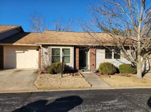 White Oak Condo, 2 bedroom 1 and a half bath. One car garage, $60 HOA/mo, pool in clubhouse