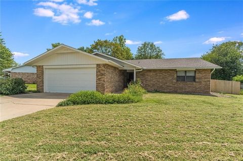 Photo of 303 Indian Trail, Springdale, AR 72764 (MLS # 1336552)