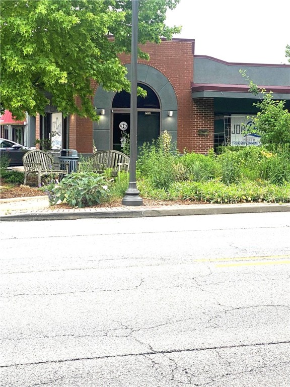 Classic mid-century building. 40 on-site parking spaces (4.8 per 1.000 sf). Location is prime - being 3 blocks from the Fayetteville square, 1 block from Dickson Street, the entertainment and dining center of Fayetteville, 1 block from the Washington County Courthouse and across the street from the Washington County annex.