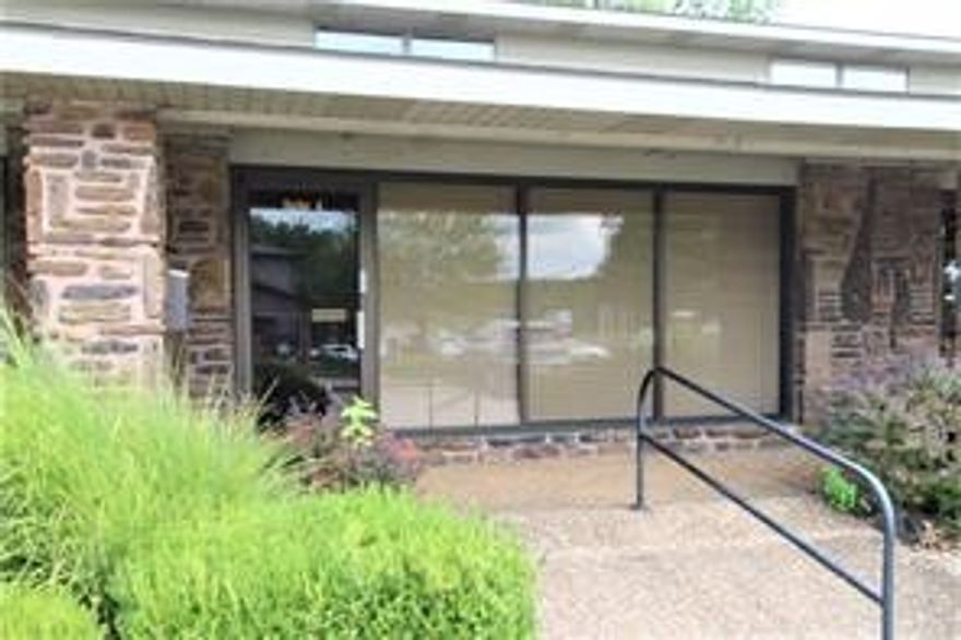 Commercial Office Space for Lease – Rogers, AR Professional office space available for lease in the heart of Rogers, Arkansas. This well-maintained suite offers three private offices and a welcoming reception area, making it ideal for a variety of professional users including real estate, legal, medical, financial, or general business operations. The functional layout provides both privacy and efficiency, with ample natural light and a clean, professional atmosphere. Conveniently located with easy access to major roadways, and close to retail, dining, and other business amenities. A great opportunity for businesses seeking a move-in-ready office space in the growing Northwest Arkansas market