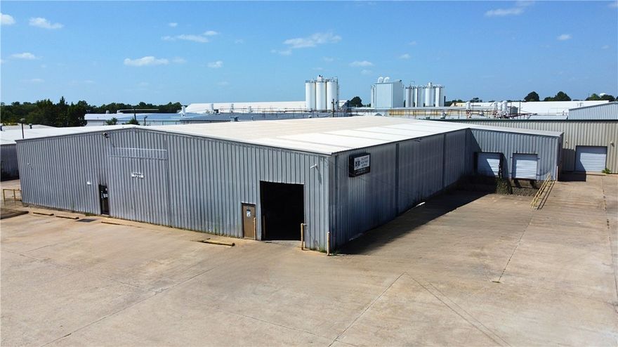 It is less than a mile away from Hwy 412. It has one office and one bath. It would be ideal for dry storage, a contracting warehouse, or light industrial purposes.

Roll-up doors: 4 (12'x10')
Clear height: 18'
Building dimensions: 136' x 102'
Dock doors: 2
Power: Single-phase