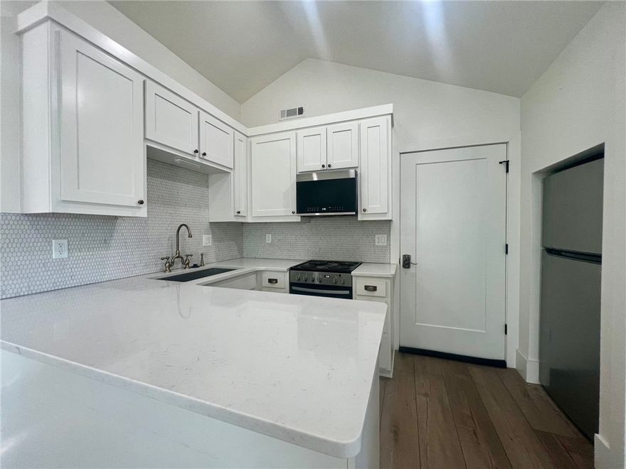 Utilities included. Downtown Bentonville 2nd floor walkup studio apartment for rent. Approximately 600 sq ft with fridge, range, microwave, dishwasher, washer, dryer. Perfect for a single professional that wants downtown convenience and amenities. (Agent owned, Mission House Real Estate.)