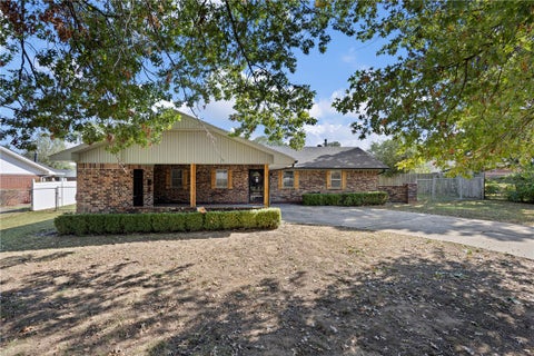 Photo of 122 W Circle Drive, Clarksville, AR 72830 (MLS # 1365487)