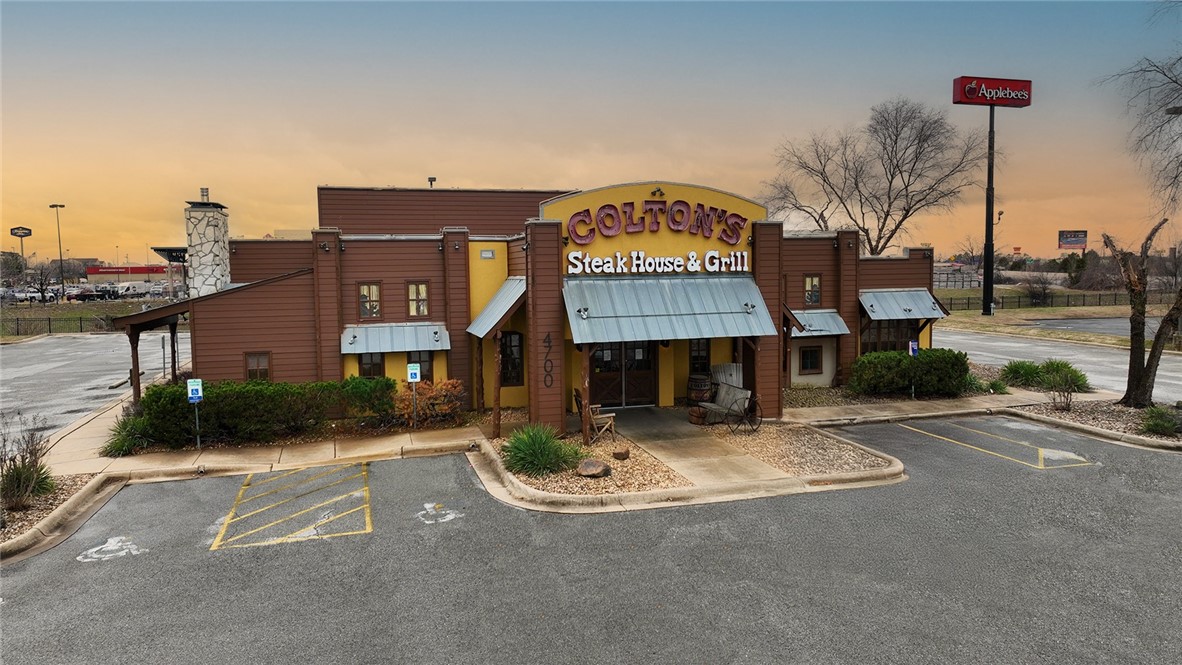 A 6,192 square foot restaurant building for lease in Scottsdale Shopping Center. Surrounded by several national retailers including Kohl’s, Barnes & Noble, Belk, and Lowe’s. Adjacent to Malco Theatre and quick access to Interstate 49. Area named “Restaurant Row” due to popularity of being the shopping destination of the W Walnut Street and SE Walton Blvd city line. Within walking distance to Olive Street Townhomes (36 units) and Junction of Scottsdale Center (120 units). Area benefits from new street improvements and surrounding residential, office, retail and hotels.
• Built in 2001 on 1.39 acres | 128 parking spaces
• Zoned “T5-2,” Town Center Medium
• Turn-key restaurant space
• Minutes from the Sam’s Club corporate offices, Pinnacle Hills and new Walmart Home Office campus