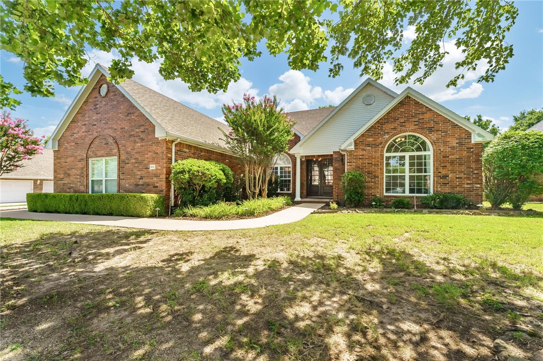 Spacious and well-maintained 2-story home in the highly desirable Barrington Parke neighborhood! Features an open layout with formal dining, large living area, and eat-in kitchen. Primary suite plus 3 bedrooms on the main floor. Upstairs includes a bonus room, kitchenette, built-in desk, full bath, and additional bedroomāperfect for guests or a home office. Enjoy the large backyard with mature trees and a patio for outdoor living. Neighborhood amenities include a pool, park, and pavilion. Walk to Vandergriff, McNair, or St. Josephās schools. Donāt miss this rare find in East Fayetteville!
- 5 bed / 4 bath house in East Fayetteville
- Walking distance to St. Joe's, McNair Middle School, and Vandergriff Elementary School
- Neighborhood pool and playground
- Large master bedroom
- Kitchenette in bonus room upstairs
