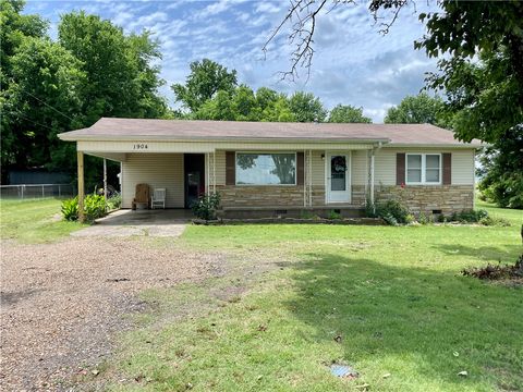 Photo of 1904 S Knoxville Avenue, Russellville, AR 72802 (MLS # 1348400)