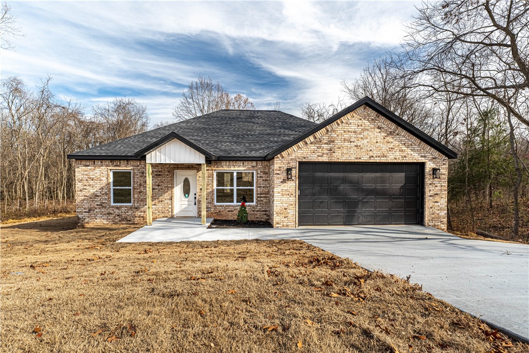 This beautiful 2 bedroom 2 bathrooms and bonus Office extra room, open plan floor home has custom cabinets, granite countertops, Stainless steel appliances, two car garage and a large backyard with huge deck. Enjoy nearby lakes, golf courses, trails and mountain biking amongst the other amenities Bella Vista has to offer. Schedule your showing today and come enjoy living in this peaceful neighborhood! This is the right time to buy this beautiful property.