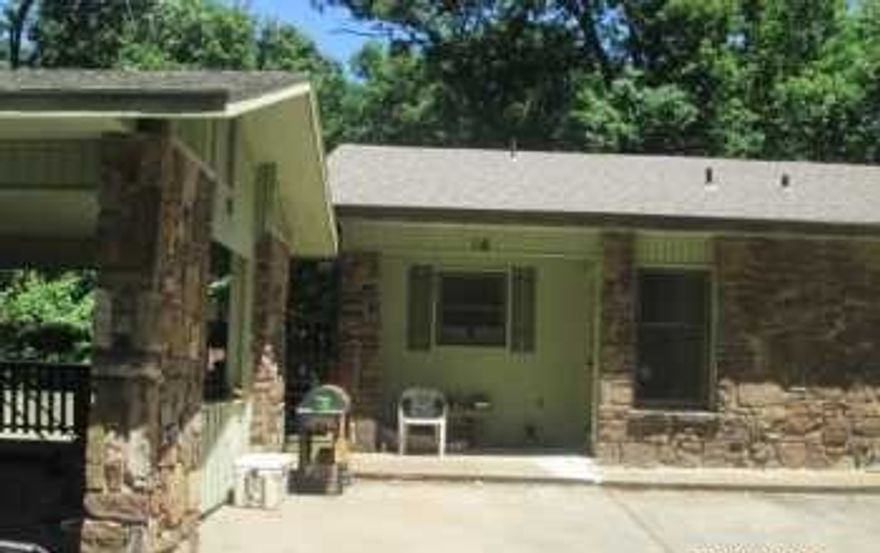 Spacious 2 bed 1.5 bath 1112 sq ft Bella Vista townhouse located right on the Tunnel Vison spur of the sugar creek trail system with access to a 5.5mi loop. Living and kitchen areas are upstairs and the bedrooms are downstairs with decks off both floors. All appliances included