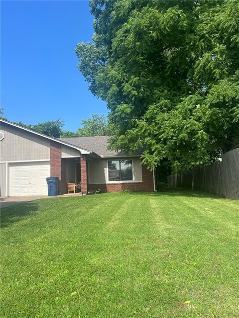 Photo of 718 N Walnut Street B #B, Siloam Springs, AR 72761 (MLS # 1351861)