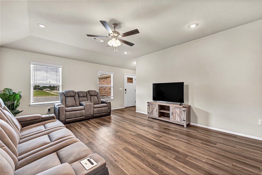 Willow Creek Ph 1 Rogers - Residential Lease