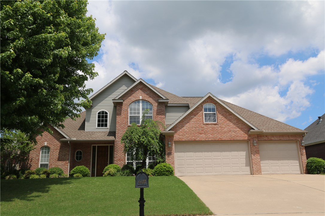 4 Bed and 3 Bath Beautiful Home in Rogers. Open Floor plan, high ceilings, center island in kitchen, privacy fence.Very close to Bellview School. Fridge Not Included.