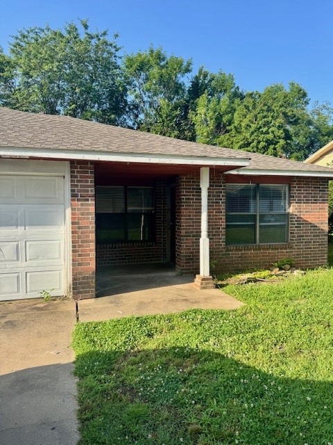 3 bedroom, 2 bathroom duplex located at the Fayetteville/Johnson line! Kitchen comes with refrigerator, oven/range, dishwasher - tenant must provide washer and dryer. Tenant responsible for electric, gas, water/trash, cable/internet, and lawn maintenance. Apply online at www.nwarealtypm.com. We process applications as we receive and once an application is approved, we reach out for deposit. Deposit secures the unit not the application. Please be aware of scams. Our application process is to be paid online through a secure portal, and we do not accept cash, CashApp, Venmo, and/or PayPal. Showings are through appointments only