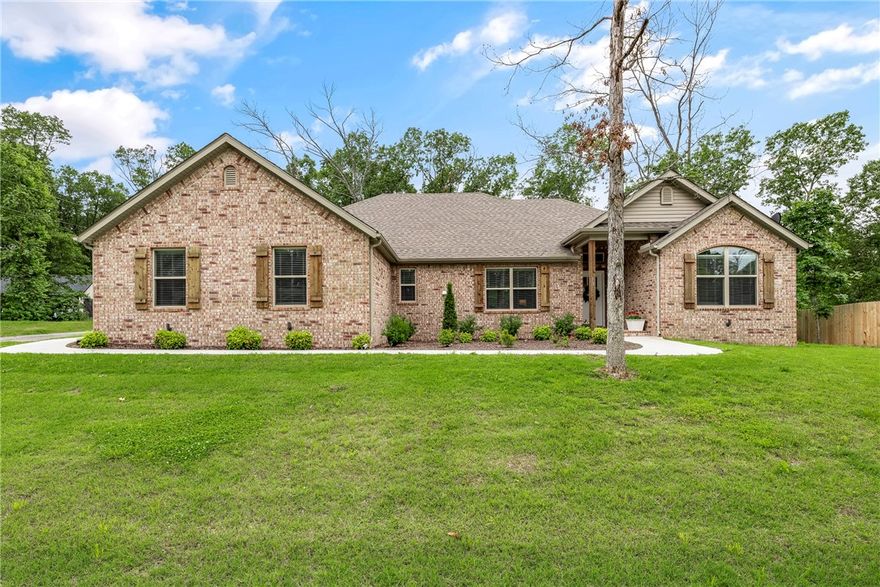 Bentonville School district! 5 minutes to Coler and coming soon bike lift, Lake Windor and Kings Wood golf course, 12 minutes Locklomond water ski, tube, restaurant on the lake, 15 minutes to Harps, Downtown, Lake Windsor boat slip, water ski and tube, Branchwood pickleball and indoor pool, Kingsdale Pool and tennis. This most popular split floor plan boast lots of natural light and open concept, finishing, hardwood floor, gas fireplace, granite counter tops, pantry, eat in kitchen, walk in closets, primary suite has soaker tub and custom tile shower, covered deck. Rural development loans 100%. $0 down payment!