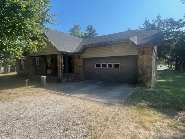 Charming 3-bedroom, 2-bath home centrally located in Rogers! This property sits on a spacious lot offering plenty of privacy and includes lawn care for added convenience. Inside, youāll find a cozy living room featuring a beautiful stone fireplace, perfect for relaxing or entertaining.**$250 non-refundable pet deposit **