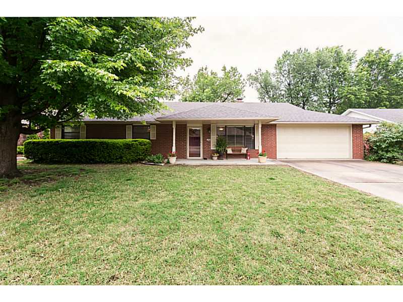 All brick 3 bdrm 3 bath home close to Wal-Mart HO I-49 & Downtown Bentonville. Walking distance to Bentonville High School, Wal-Mart Fitness Center & neighborhood access to Razorback Greenway. This home is maintained & move in ready. Neutral colors.