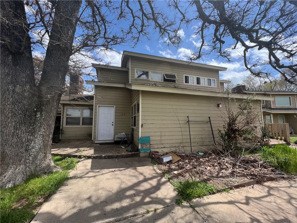 Half of a duplex in larger complex- roofing needs are split.Tennant occupied on month to month lease. Neighboring duplexes charge 1100+. Showings and walk throughs only after accepted offer.
