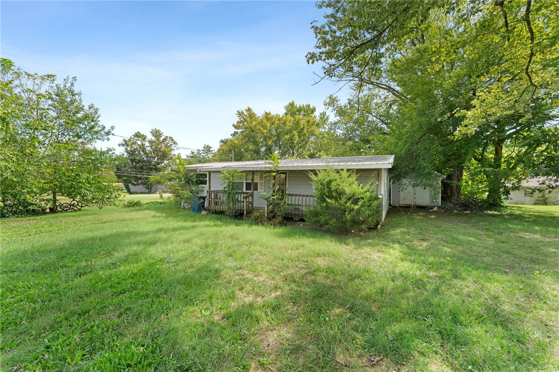 Bring your vision to 117 Van Dorn in Pea Ridge! This 3-bedroom, 2-bath home is the perfect project for an investor or first-time buyer looking to build equity. With a practical floor plan and solid structure, itās ready for updates and personal touches to make it shine.
Located in a quiet neighborhood near schools, parks, and downtown Pea Ridge ā plus just a short drive to Bentonville ā this property offers small-town charm with big potential.
Being sold as-is and priced to sell quickly. A great opportunity for buyers ready to put in a little work and create a lot of value!