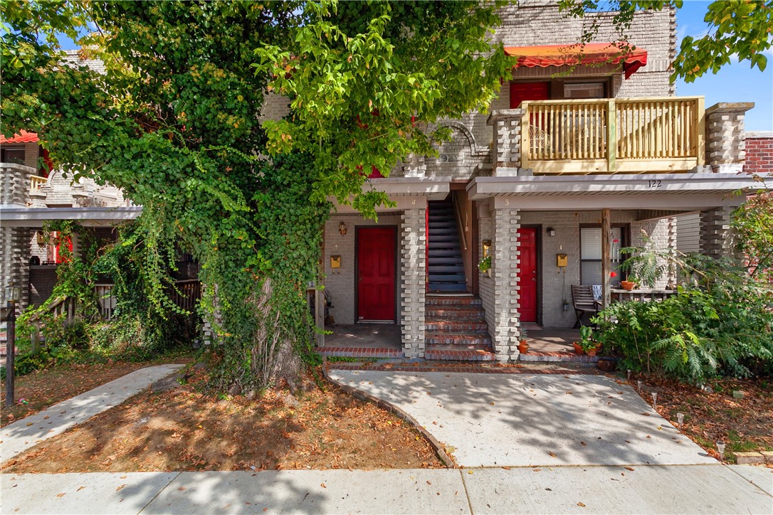 ~ 30+ day stays only! Calling all enthusiasts of vintage charm and distinctive touches! Embrace the allure of The Wildflower, a meticulous 2-bedroom that sleeps up to 4 people. Nestled in Downtown Fayetteville, this haven boasts an unbeatable location surrounded by the city's finest eateries, boutiques, lively bars, and beyond. With Block St. a stone's throw away, the Fayetteville town square just a block distant, Dickson St. two blocks away, and a stroll to the University of Arkansas.