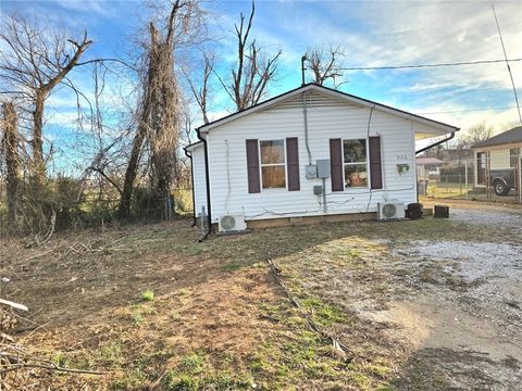 Photo of 926 Maple Street, Rogers, AR 72756 (MLS # 1333077)