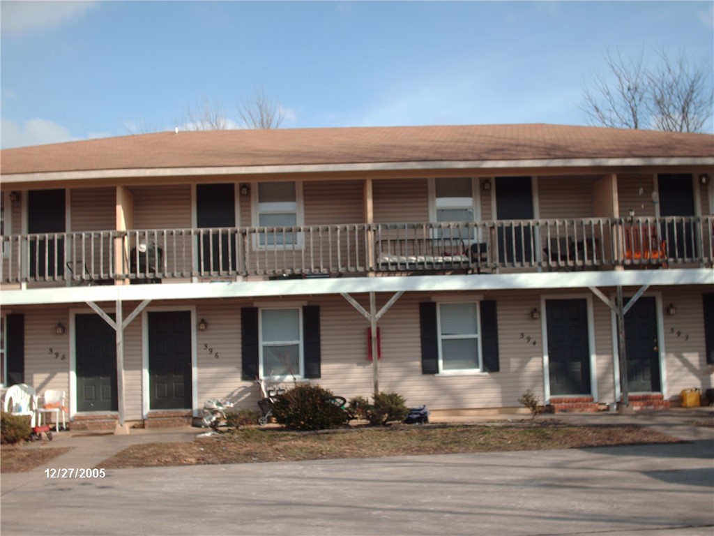 Nice 2 Bedrooms, 1.5 bath townhome. Wood floors downstairs, new carpet in bedrooms, all appliances, new paint , nice back patio for grilling/entertaining.