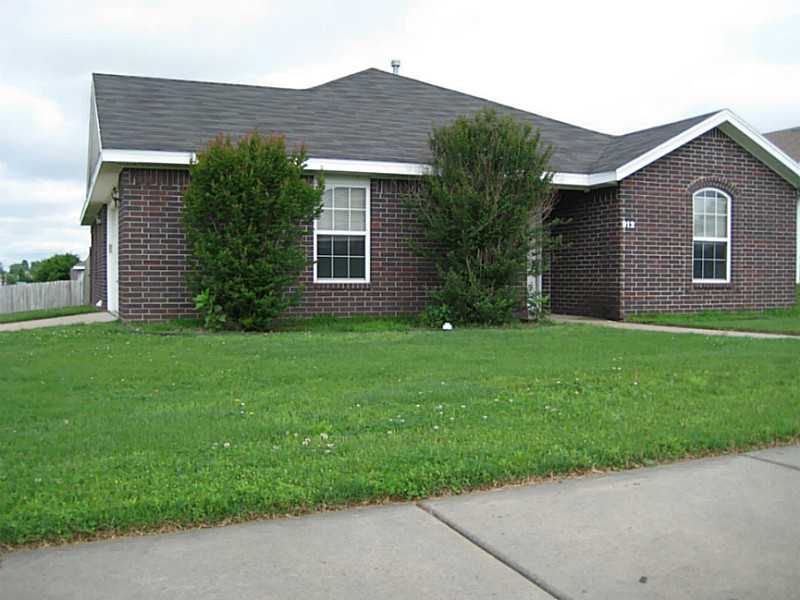 BEAUTIFUL 3 BED & 2 BATH HOME ON CORNER LOT IN BENTONVILLE. THIS HOUSE INCLUDES CERAMIC TILE FLOORS IN ENTRY, KITCHEN, DINING AREA AND BOTH BATHS, WHIRLPOOL TUB.