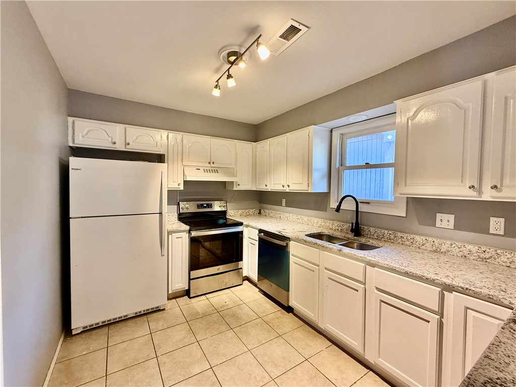 Townhouse Tct 3 A/K/A Drake Ctbvv - Residential Lease