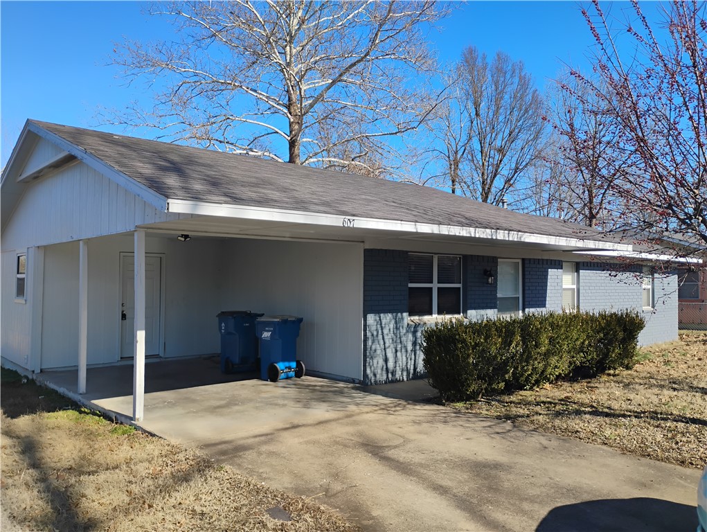 3 Bedroom, 1.5 Bathroom single family home very near downtown Bentonville.
Excellent location for commute, shopping, entertainment, and dining. Walk and bike friendly.
Pet friendly property, features a fence in back yard.
Includes dishwasher, refrigerator, and stove.