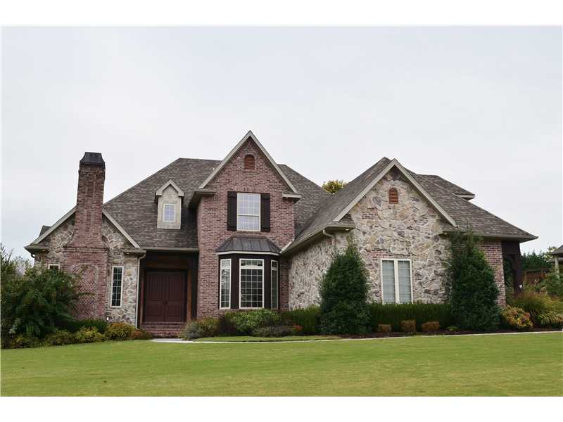 GORGEOUS 4 BR, 3.5 BATH WITH HOME SECURITY & IRRIGATION. PLENTY OF SPACE W/2 LIVING AREAS, STUDY/LIBRARY AND A BONUS ROOM.