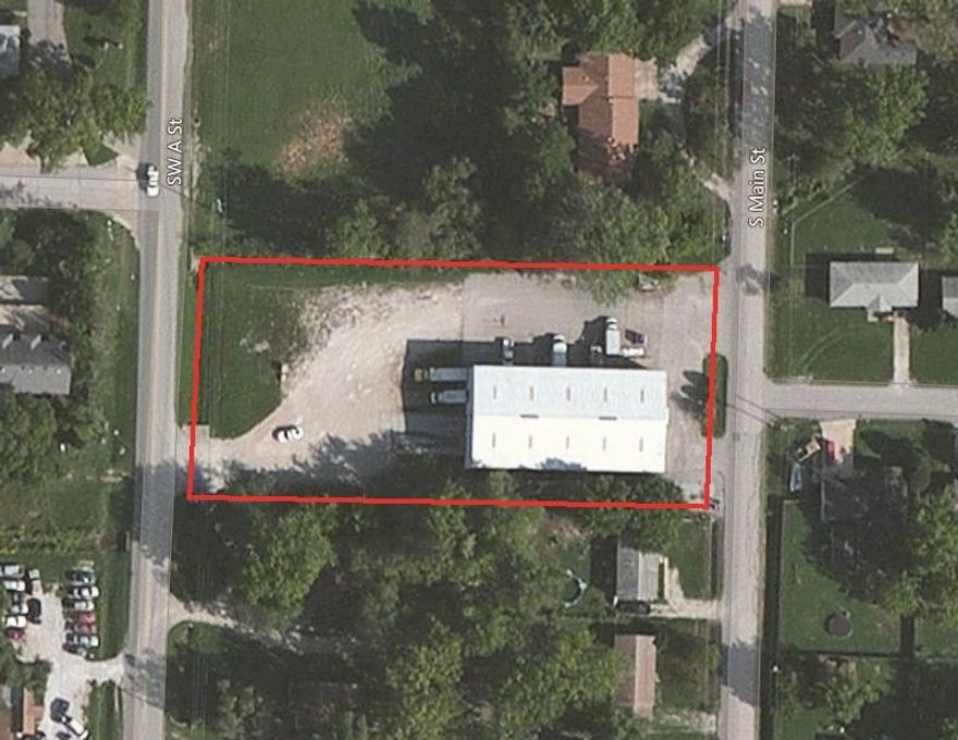 8,125 +/- warehouse on 1.35 +/- acres less than 1 mile from the Bentonville square. Frontage on S Main St and SW A St. Ceiling Height 20 Ft. Zoning is​​‌​​​​‌​‌​​​‌‌​​​‌‌‌​​‌​​‌‌​​​​ D-C