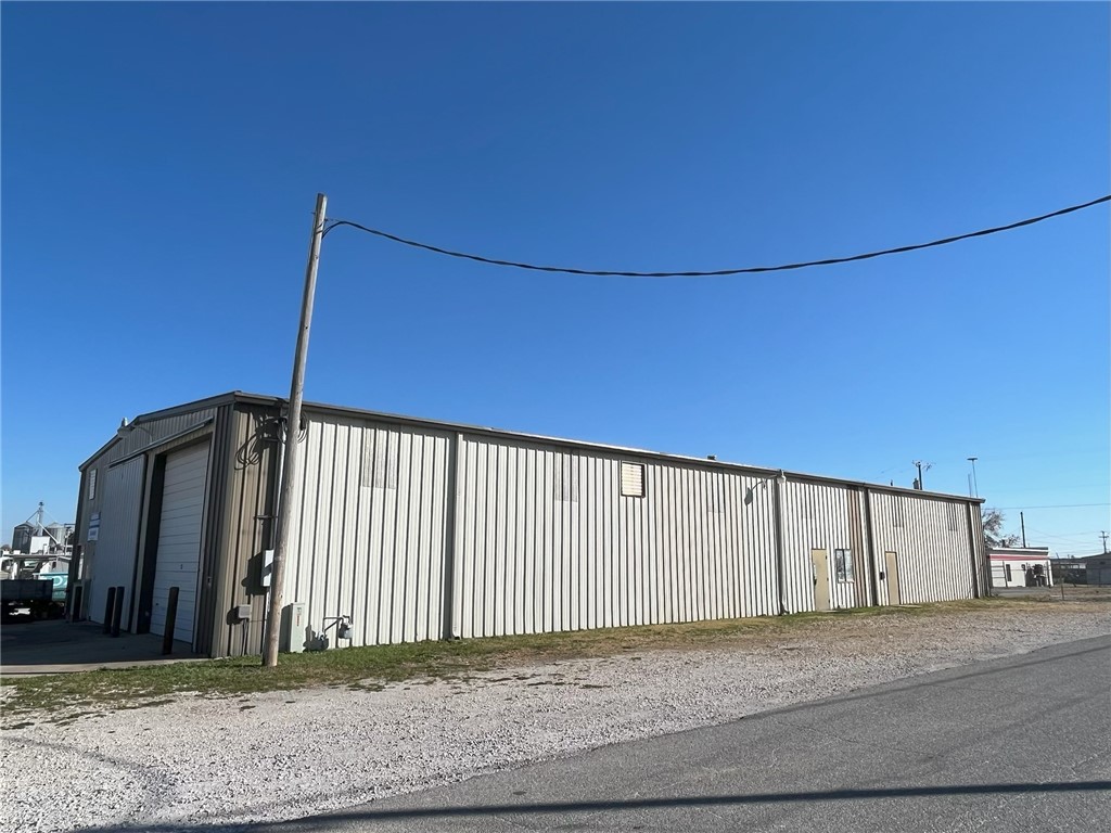 Functional and affordable warehouse space available in a convenient location in Springdale. The property offers a flexible layout design to accommodate a variety industrial, storage and light distribution needs.