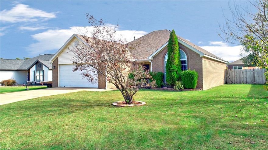 Home located in East Springdale close to shopping, restaurants, Lake Fayetteville, Razorback Greenway, Willie George Park & so much more.  Home features 3 bedrooms 2 bath, eat-in kitchen, and a sunroom. New Roof and WH 2025, new flooring in 2024, newer paint and updated granite countertops in kitchen.