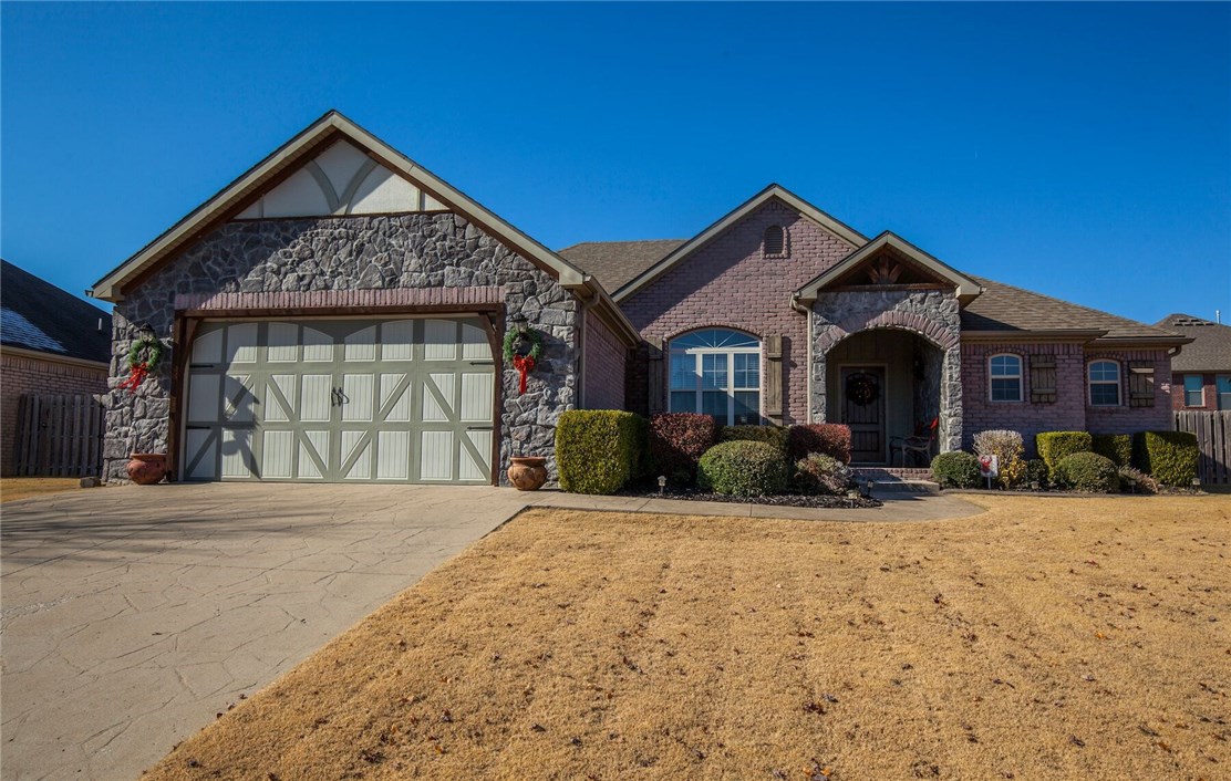 Immaculate home with large bedrooms, formal dining room, split floor plan, vaulted ceiling, privacy fence, stamped concrete driveway, granite counter tops in kitchen, Ring Video Doorbell. Highly sought after Sienna Estates Subdivision with community amenities. Won't last long!