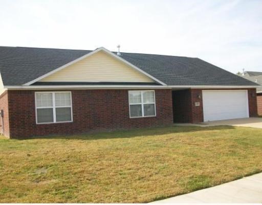 4 bedroom 2 bath home 5 minutes south of Fayetteville. Very nice, new paint, all appliances except W/D. Carpet, tile, large kitchen with breakfast nook, large utility, master suite with Jacuzzi and walk-in shower. 2 car garage, back patio. Available now.