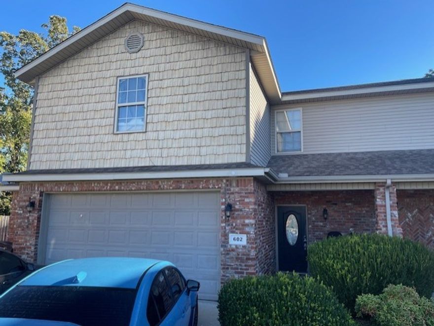 Spacious 4-bedroom, 2.5-bath duplex in a prime Bentonville location! Conveniently situated near I-49, Downtown Bentonville, the dog park, and scenic walking trails. This home features an open layout with plenty of natural light, a 2-car garage, and a fenced backyardāperfect for outdoor enjoyment. Ideal for anyone looking for comfort, convenience, and access to all that Bentonville has to offer!**$50 PET RENT PER PET - $350 NON-REFUNDABLE FEE PER PET**